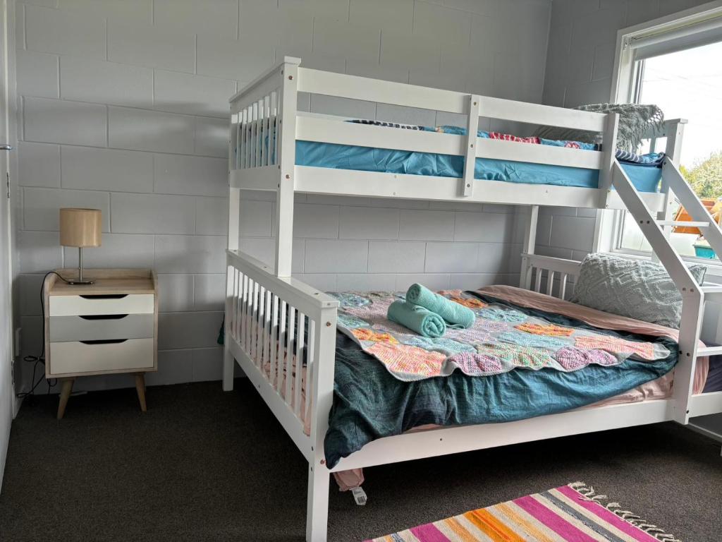 מיטה או מיטות קומותיים בחדר ב-Avondale Tidy Unit 2