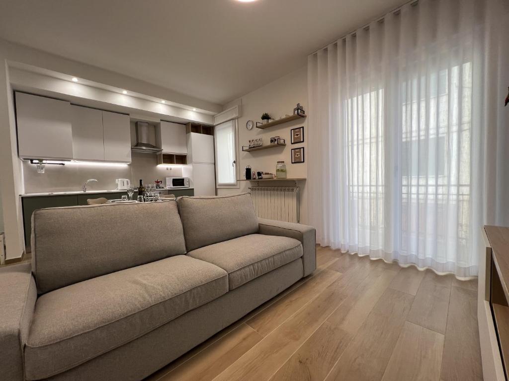 a living room with a couch and a kitchen at Comfort Zone in Mestre