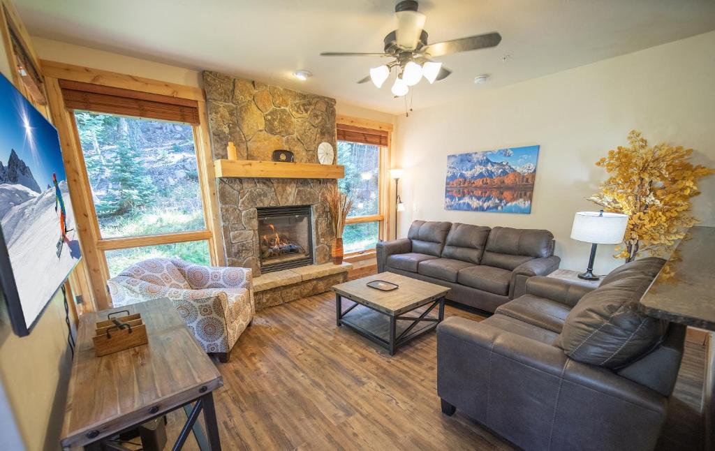 Settlers Creek 6500 في كيستون: غرفة معيشة مع أريكة ومدفأة