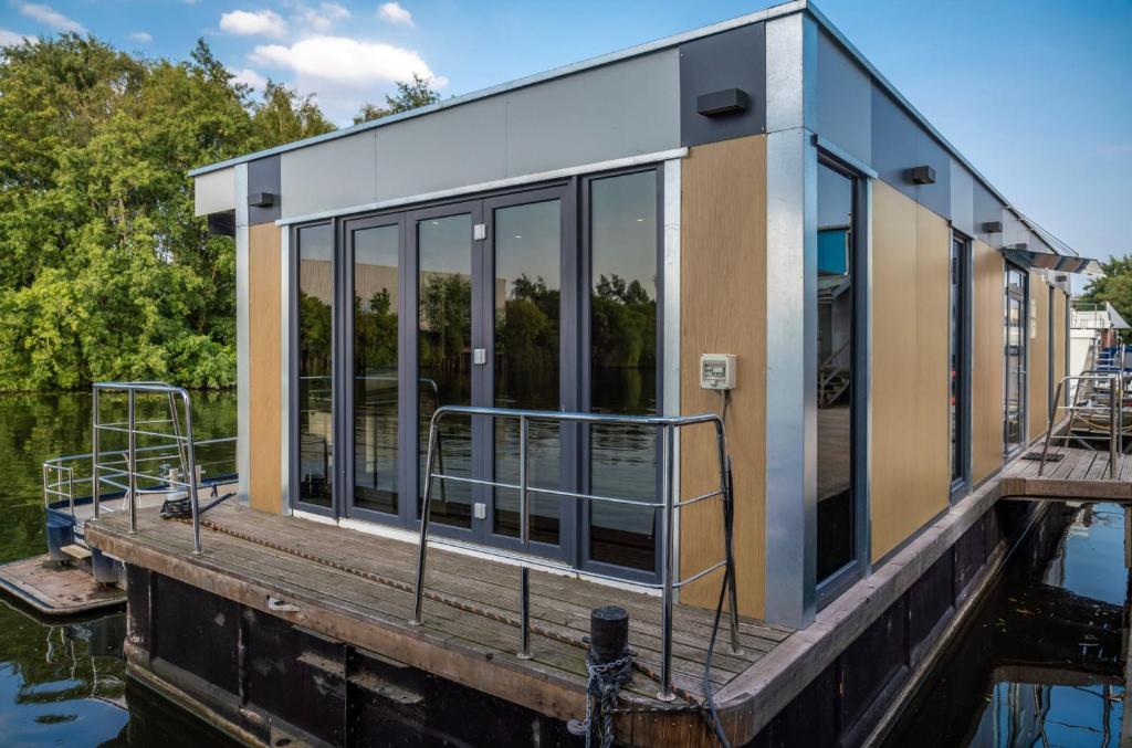 a house on a dock on a body of water at 80qm privates Hausboot in Hamburg-Mitte in Hamburg