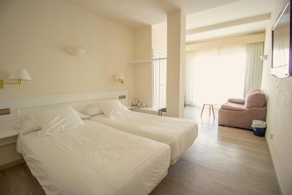 Postel nebo postele na pokoji v ubytování Hotel Llafranch