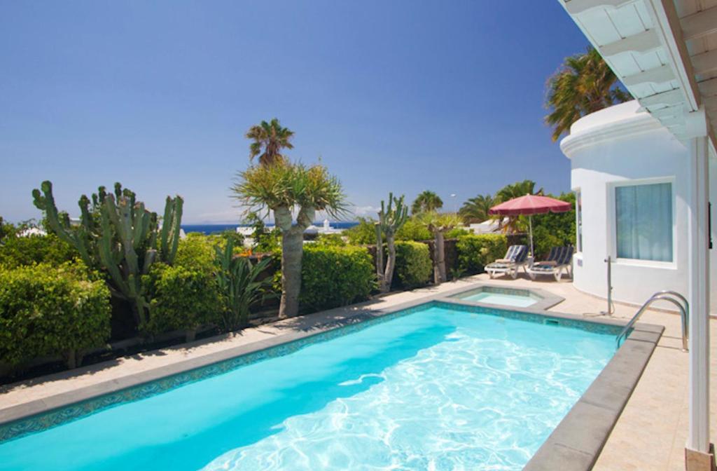Bazén v ubytovaní Modern Los Mojones Villa 3 Bedrooms Private Heated Pool Villa Marcus Puerto Del Carmen alebo v jeho blízkosti