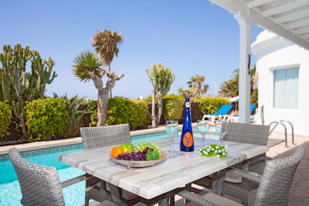 Bazén v ubytovaní Modern Los Mojones Villa 3 Bedrooms Private Heated Pool Villa Marcus Puerto Del Carmen alebo v jeho blízkosti
