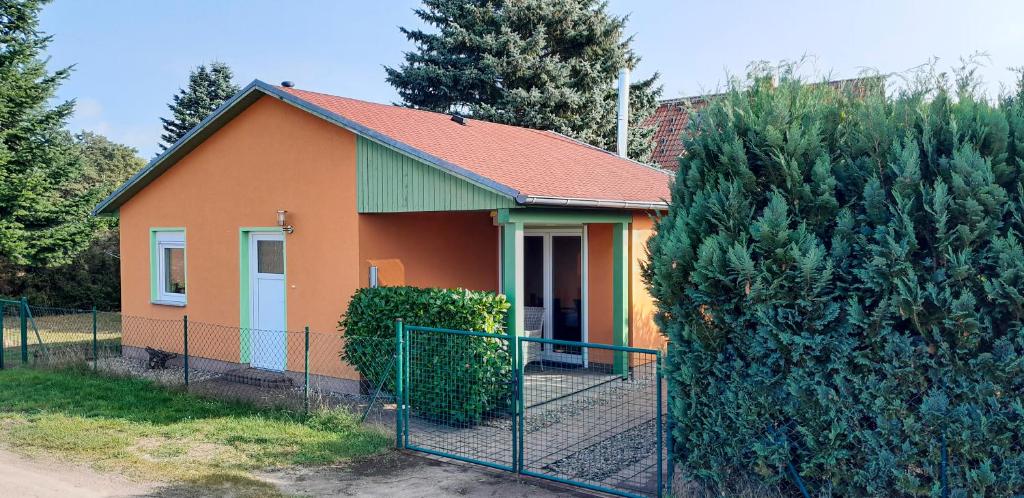een klein huis met een hek ervoor bij kleines Ferienhaus am Feldrand in Malchow