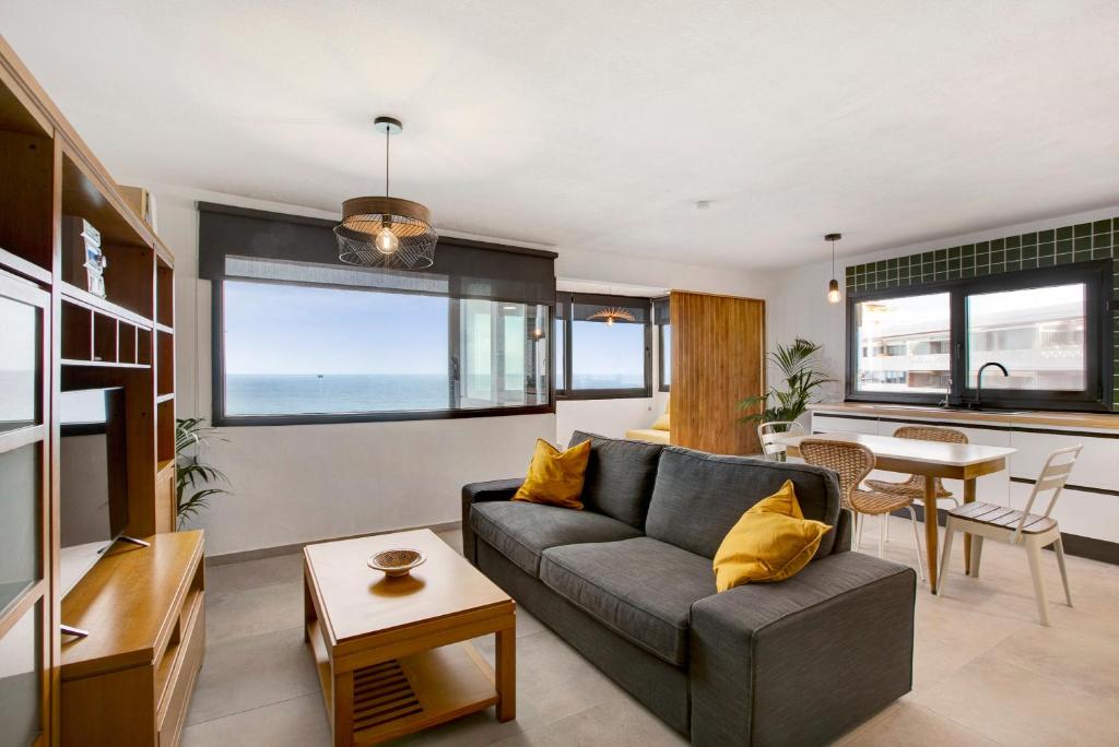 un soggiorno con divano e tavolo di Apartamento Atlántico a Los Realejos