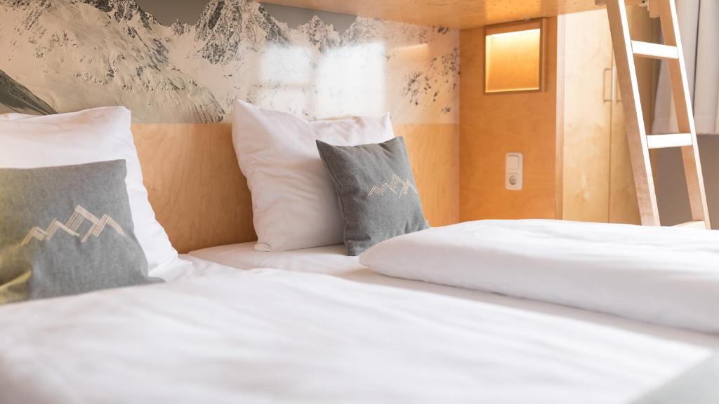 Postel nebo postele na pokoji v ubytování JUFA Hotel Montafon