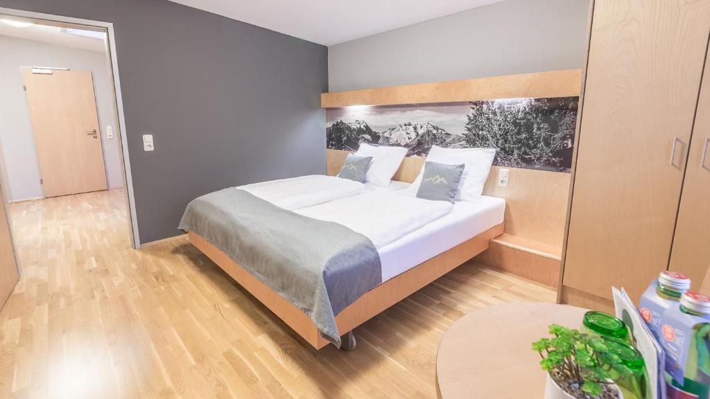 Postel nebo postele na pokoji v ubytování JUFA Hotel Montafon