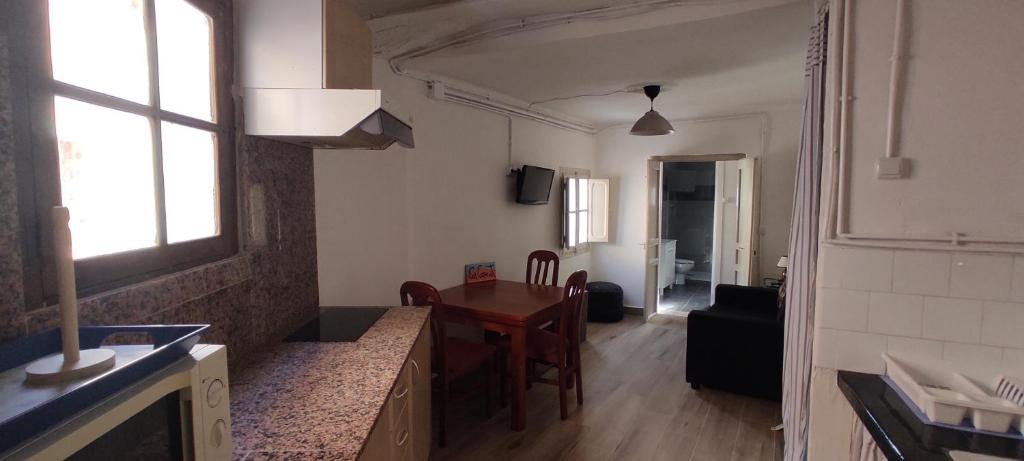 Il dispose d'une cuisine et d'un salon avec une table et une salle à manger. dans l'établissement Cal Cascat, à Camarasa