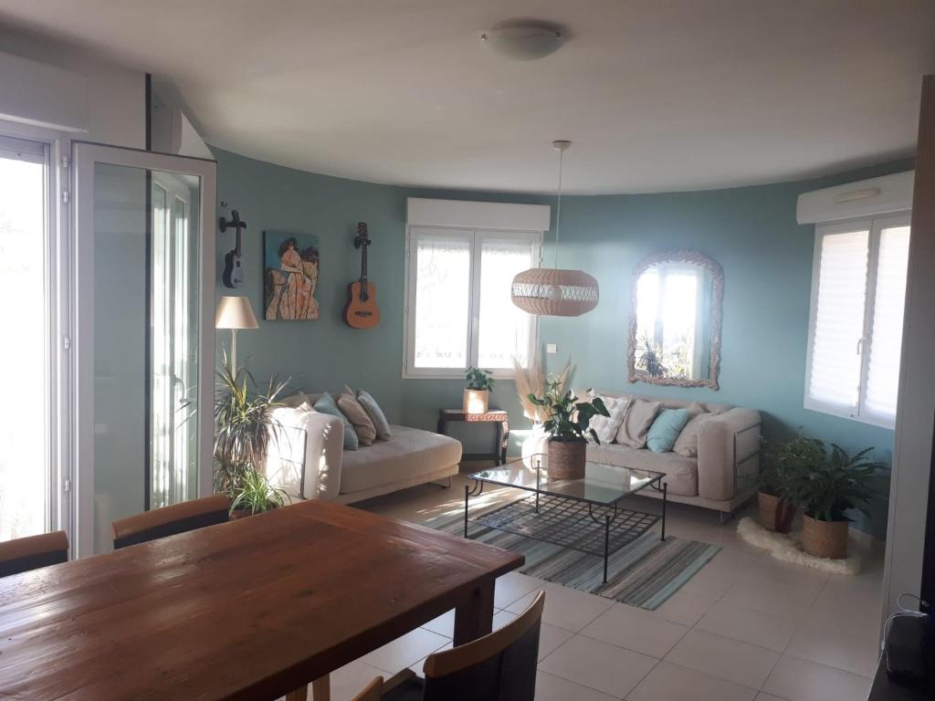 a living room with a couch and a table at Plein centre de Beaulieu in Beaulieu-sur-Mer