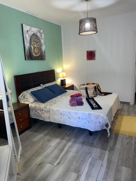 - une chambre avec deux lits et une lampe dans l'établissement Apartamento Sofia Los Cristianos, à Los Cristianos