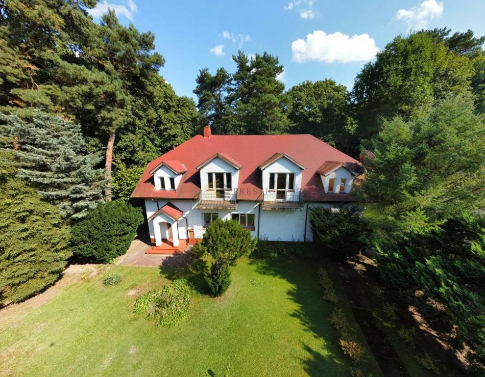 una vista aerea di una casa con tetto rosso di Sweet Home a Klarysew