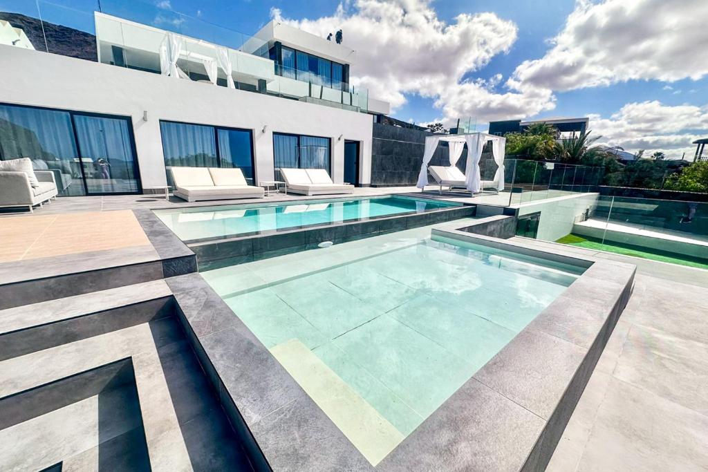 ein Schwimmbad in der Mitte eines Hauses in der Unterkunft Villa Infinity in Playa Blanca