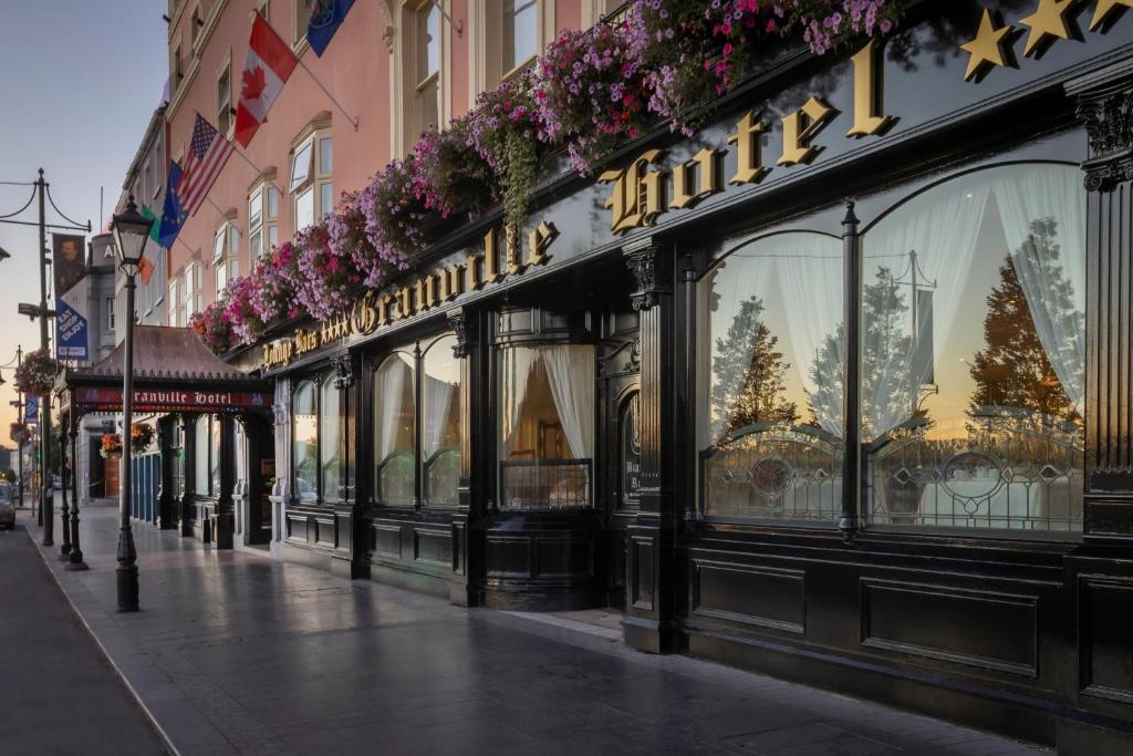 una tienda frente a una calle con ventanas de Navidad en Granville Hotel en Waterford