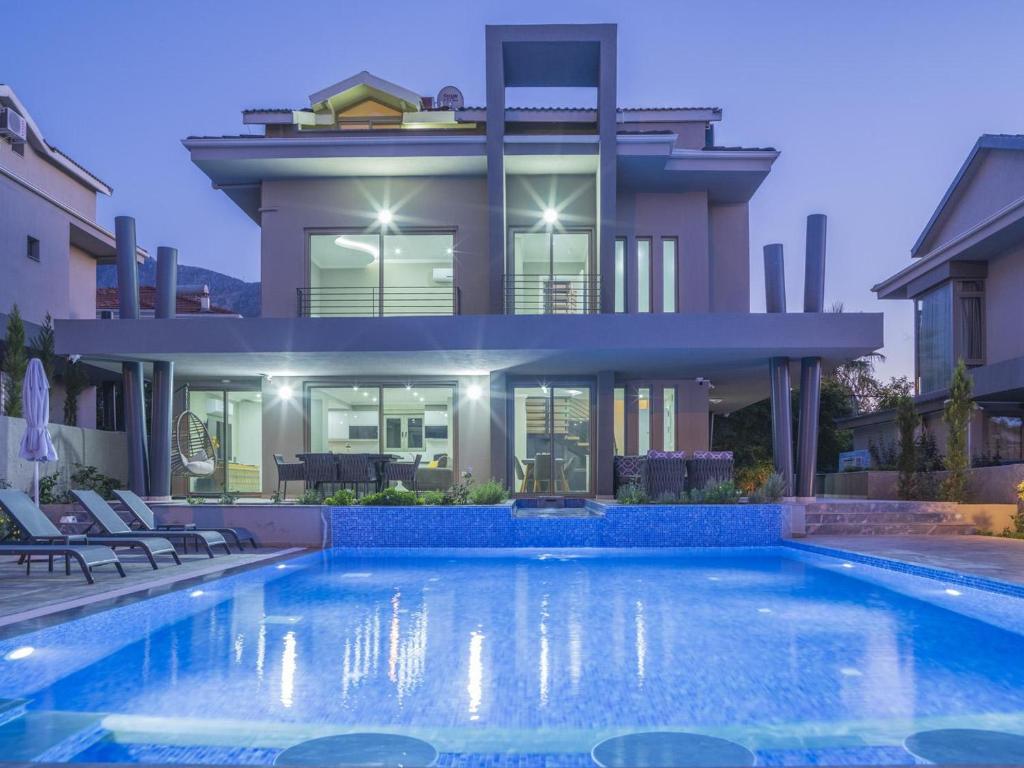 厄呂代尼茲的住宿－Villa Moderno B，房屋前有游泳池的房子
