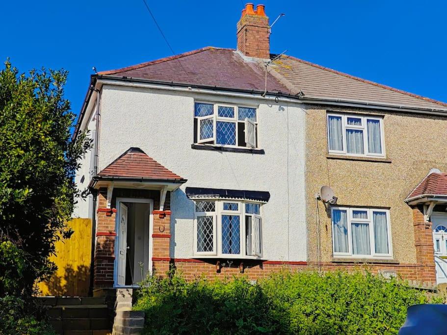 a large brick house with a front door and windows at Stunning 4 bed House Ideal for Contractors in Southampton