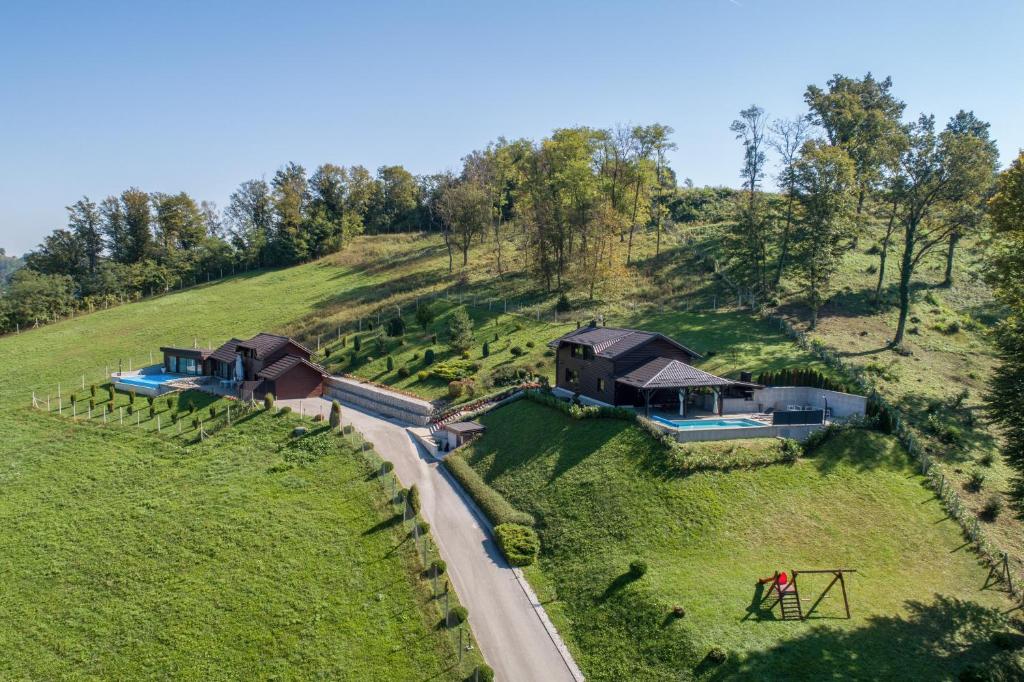 een luchtzicht op een huis op een heuvel bij Ville Pačetina in Lepajci
