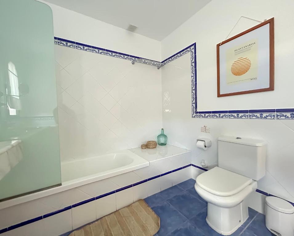 Koupelna v ubytování House BOHO PALM with PRIVATE HEATED POOL and garden, 3 bedrooms, Wi-Fi