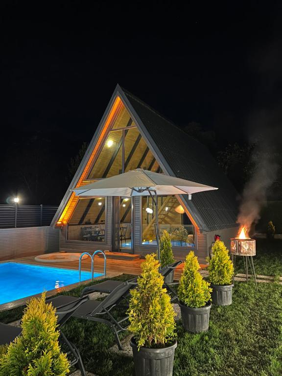 una casa con piscina y chimenea en Thales Bungalov, en Sakarya