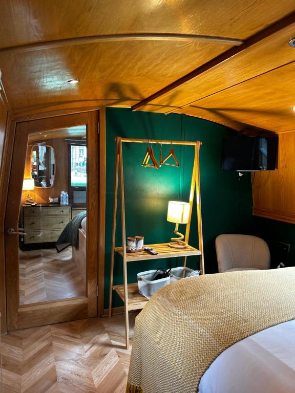 Postel nebo postele na pokoji v ubytování Edinburgh - Houseboats