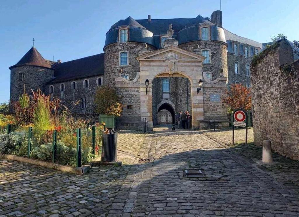 - un grand bâtiment en pierre avec une porte devant dans l'établissement l'appartement du château, à Boulogne-sur-Mer