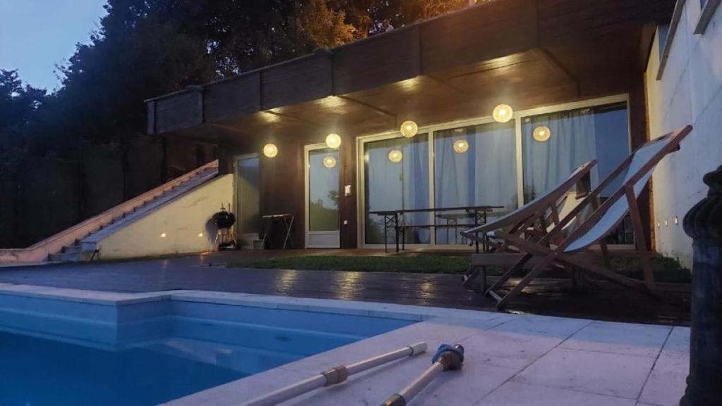 una casa con piscina por la noche en ZAGREB HOUSE MEDVEŠČINA/WITH POOL en Zagreb