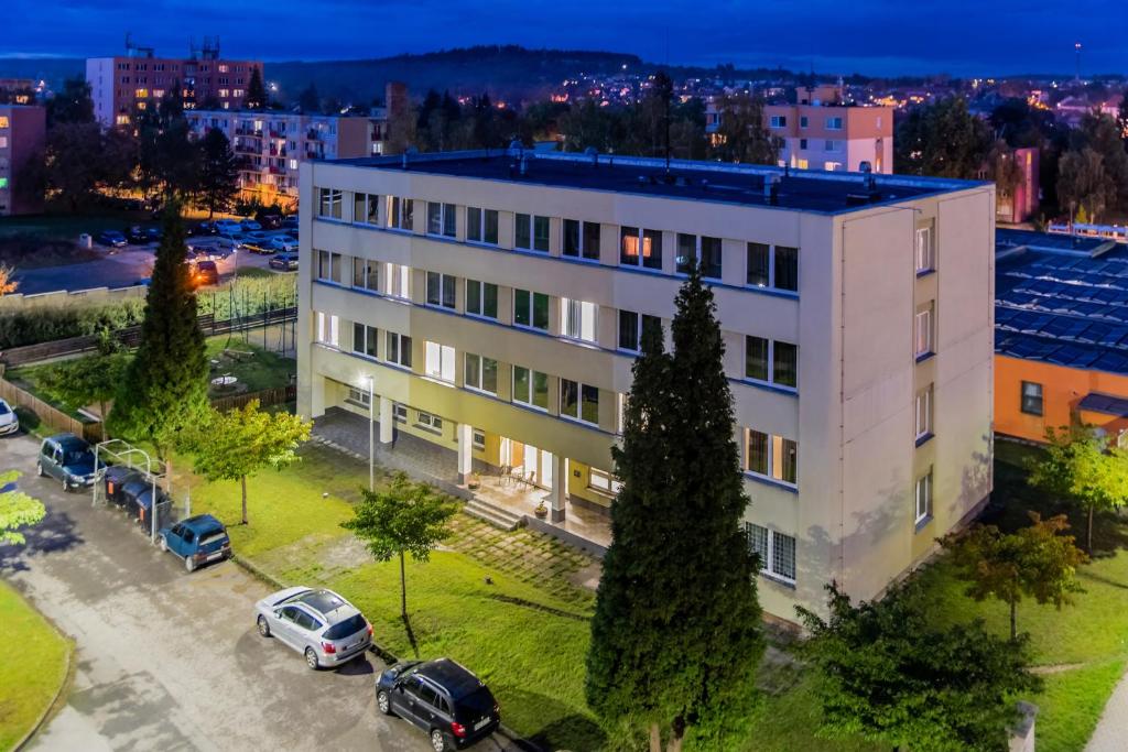 un immeuble d'appartements avec des voitures garées dans un parking dans l'établissement Ubytování nad Vltavou, à Týn nad Vltavou