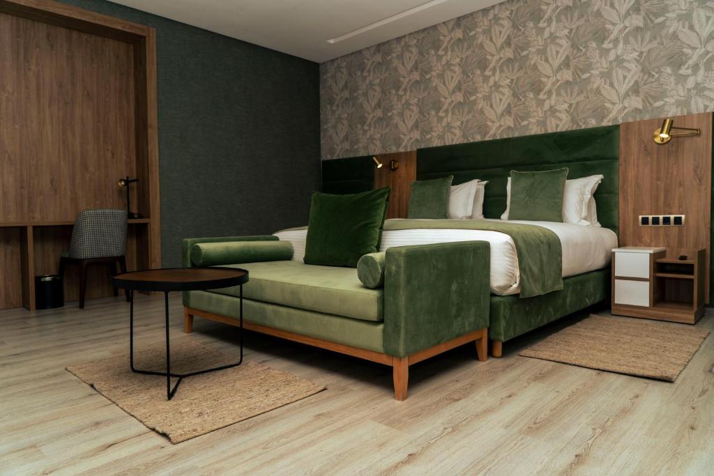 سرير أو أسرّة في غرفة في Hotel Ben Batouta - Tanger