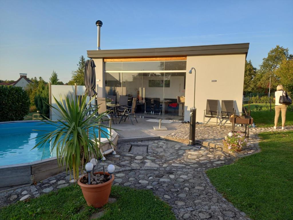 ein Haus mit einem Pool und einer Terrasse in der Unterkunft 60 m² Ferienapartment Zentrumsnahe mit Gartenbenutzung in Steyr