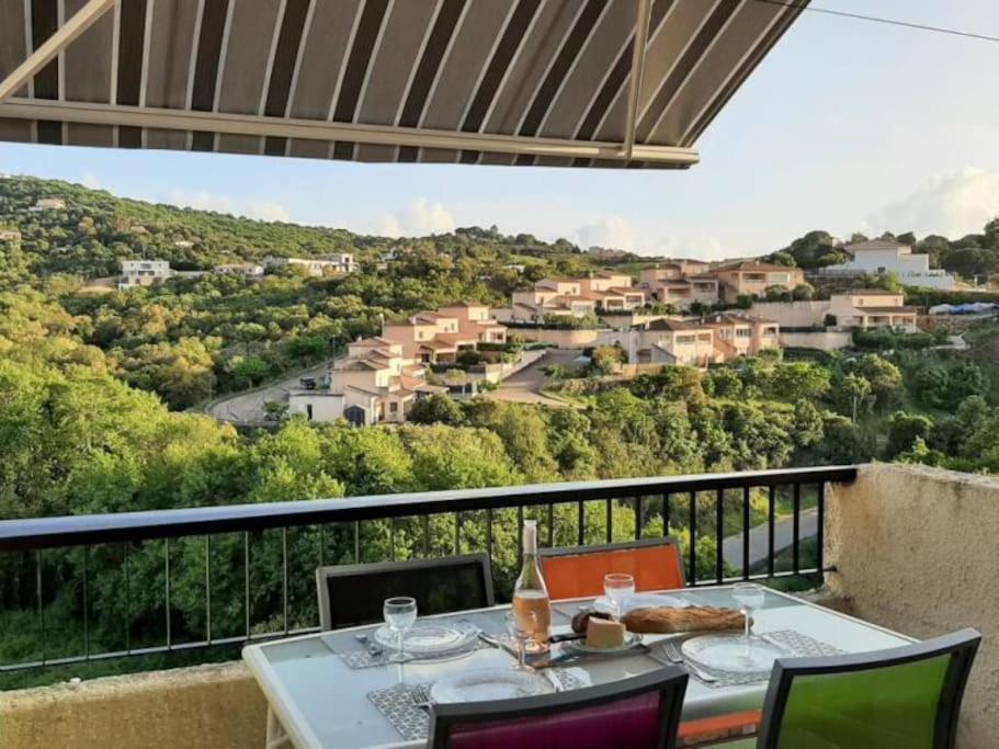 une table et des chaises sur un balcon avec vue dans l'établissement Charmant duplex Porticcio avec parking, à Porticcio