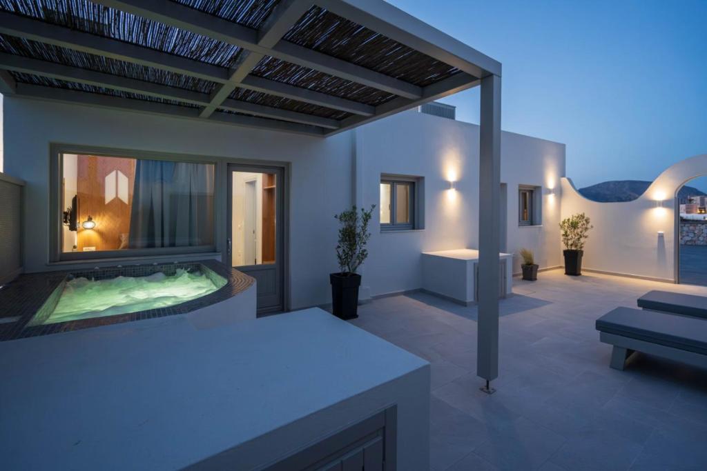 Bazén v ubytování New Sea Serenity Villas Next to the Sea With Private Jacuzzi nebo v jeho okolí