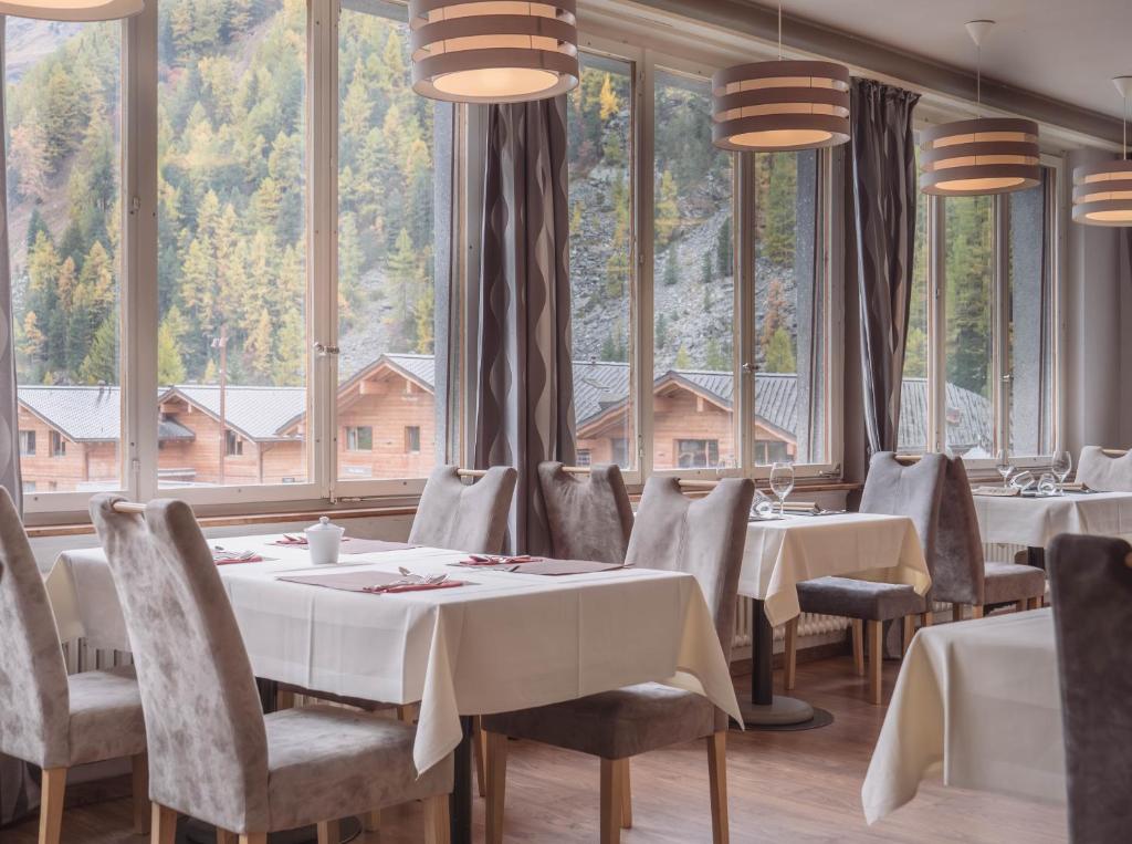 Restaurace v ubytování Hôtel Le Besso - Swiss Romantic Lodge Zinal