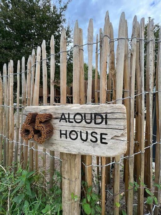 un panneau qui lit à voix haute sur une clôture en bois dans l'établissement Domaine construction bois sur pilotis dans une chênaie proche océan, à Talais