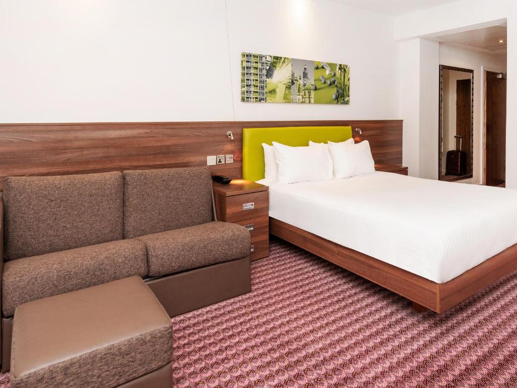 Postel nebo postele na pokoji v ubytování Hampton by Hilton Sheffield