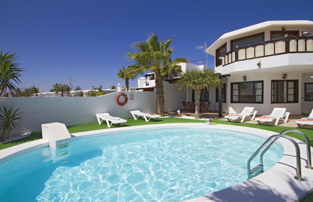The swimming pool at or close to Charming Lanzarote Villa Casa Tingu 3 Bedrooms Heated Private Pool Centre Of Resort Puerto Del Carmen