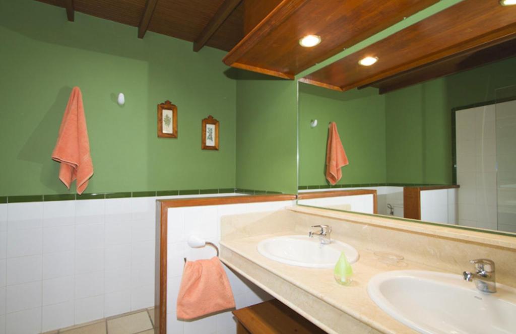 A bathroom at Charming Lanzarote Villa Casa Tingu 3 Bedrooms Heated Private Pool Centre Of Resort Puerto Del Carmen