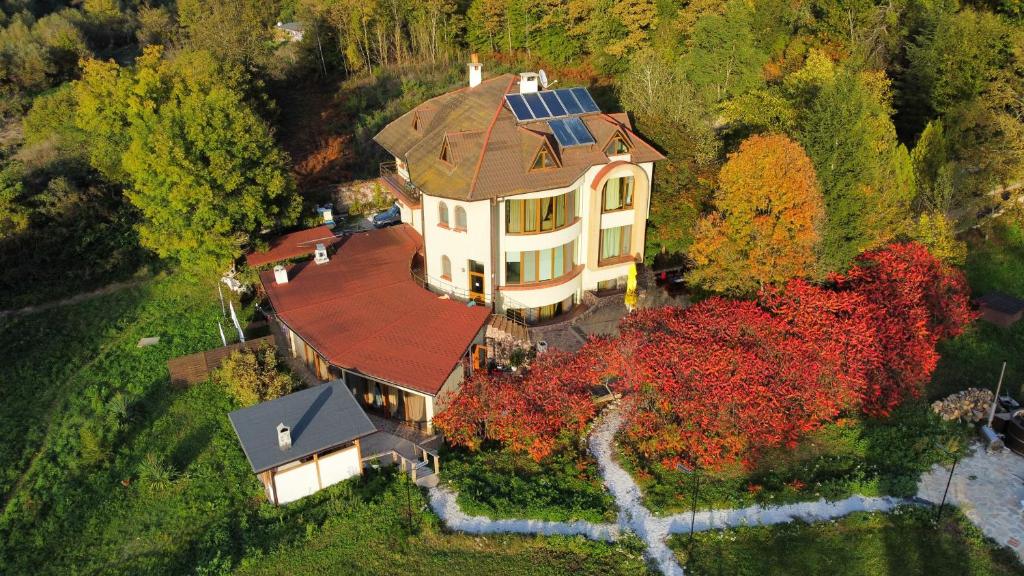 eine Luftansicht eines großen Hauses mit Dach in der Unterkunft Къща за гости Сборяна in Gramatikovo