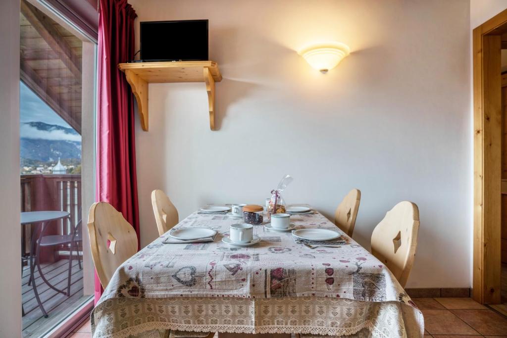 Una mesa en una habitación con un mantel. en Giongo Residence Aparthotel 203 en Lavarone