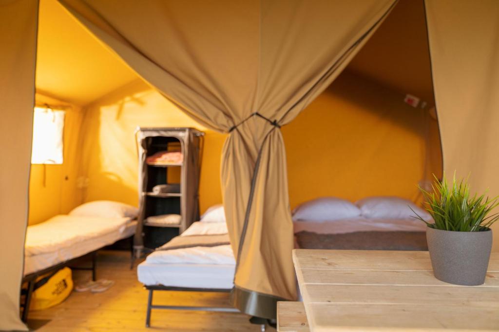 Una habitación con 2 camas en una tienda en Laguna Beach Family Camps Öland en Mörbylånga