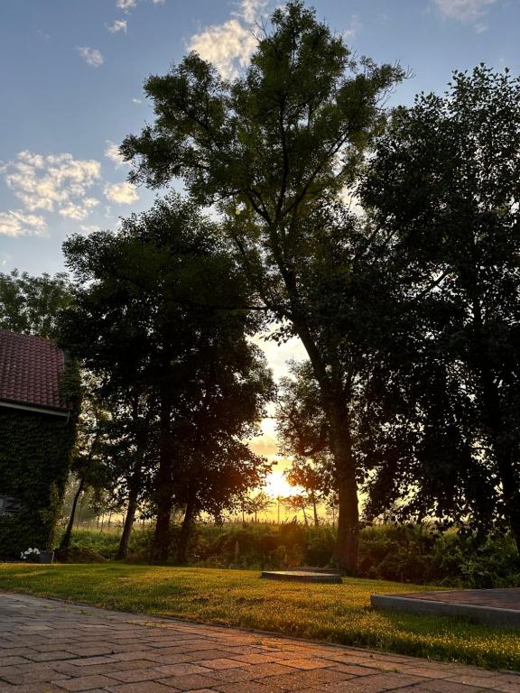 Východ nebo západ slunce při pohledu z bed and breakfast nebo okolí