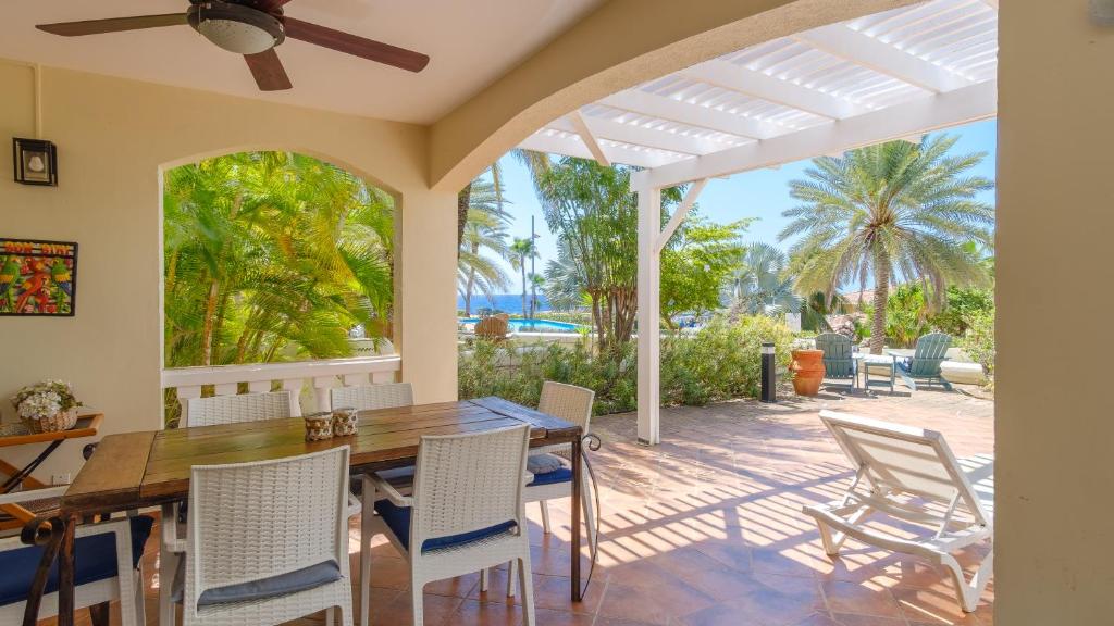 uma sala de jantar com mesa e cadeiras em Casa Curacao Ocean Resort near Mambo Beach em Willemstad