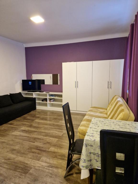 sala de estar con mesa y sofá en SAWAGO Mieszkania blisko centrum, en Ciechanów