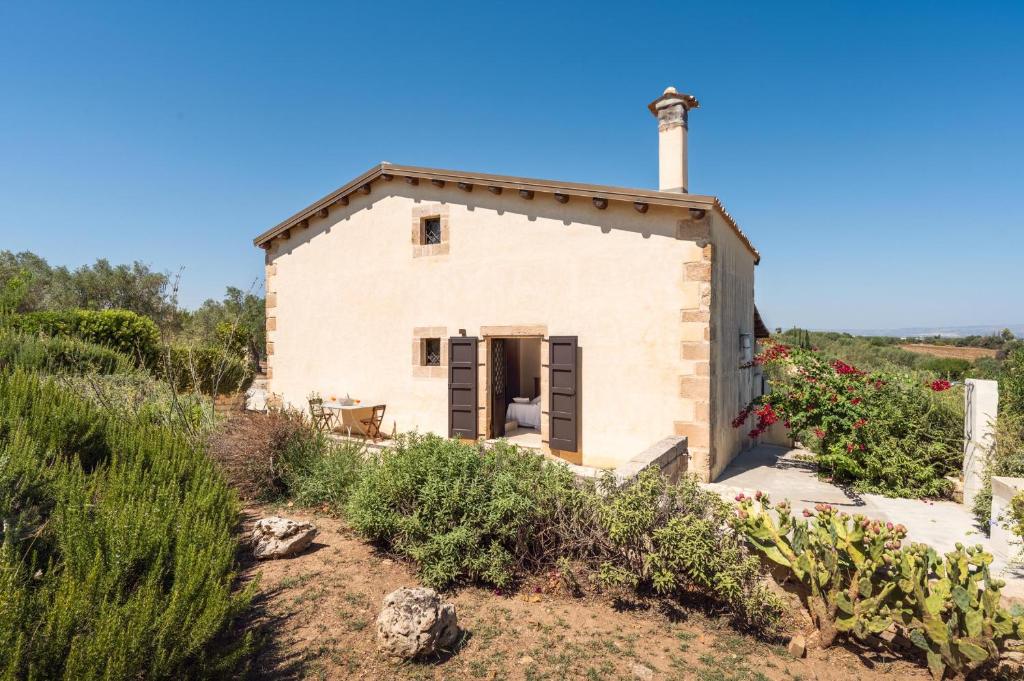 ein kleines Steinhaus inmitten eines Feldes in der Unterkunft Casa Degli Aromi in Noto