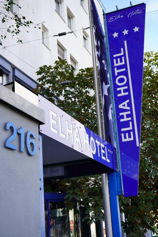 un cartello blu di strada di fronte a un edificio di Elha Hotel a Stoccarda