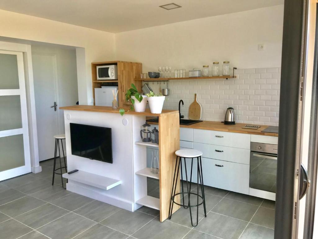 Kuchyň nebo kuchyňský kout v ubytování Le Bleu Horizon - T2 - Jacuzzi - Vue mer