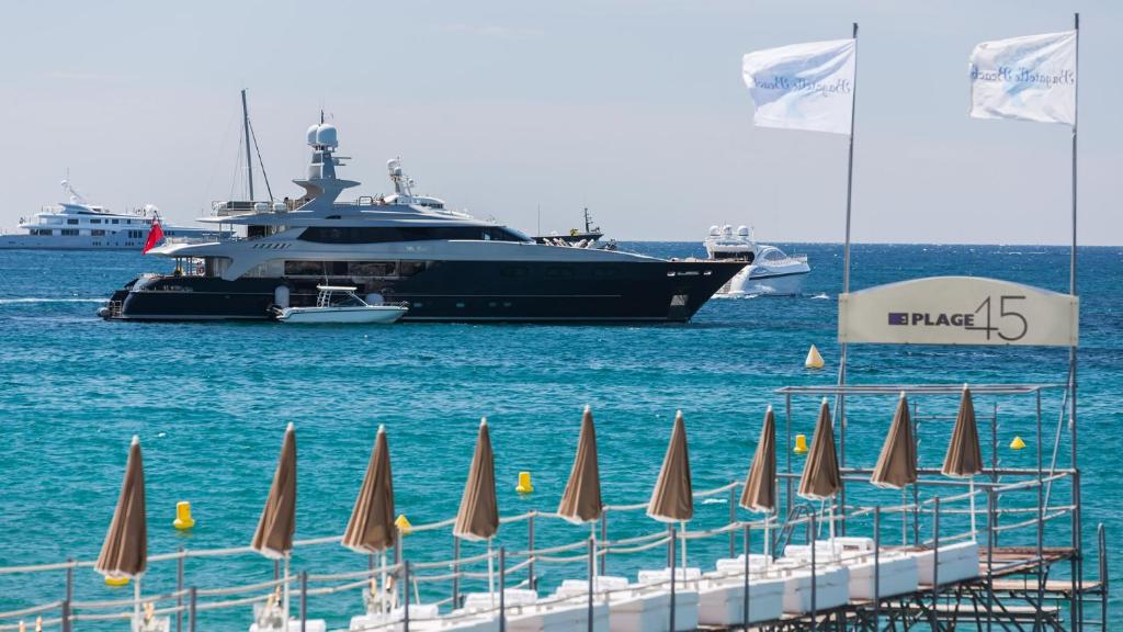 a large boat in the water with a bunch of umbrellas at GRAY 2a6 in Cannes