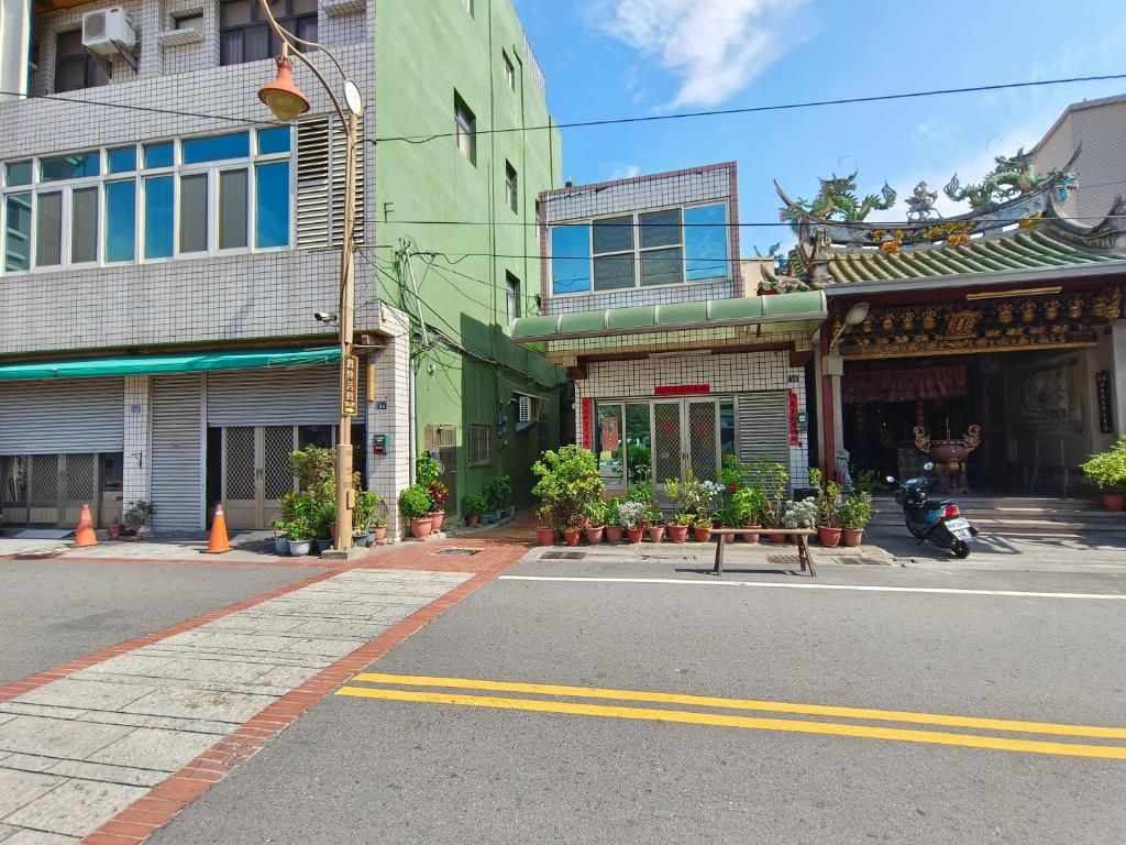 una calle vacía en una ciudad con edificios en 鹿厝老街民宿, en Lukang