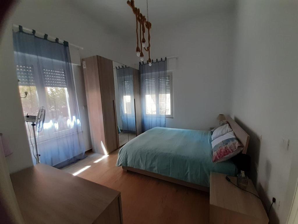 una camera con un letto e due finestre di Bilocale Mapy a Giulianova