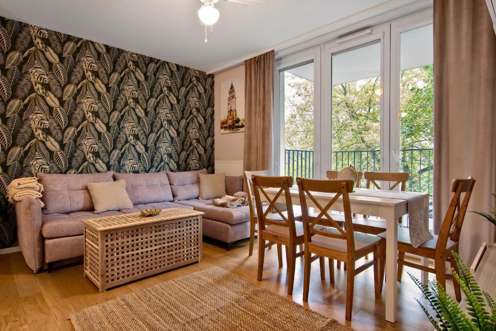 uma sala de estar com um sofá e uma mesa em Cracow City Premium Apartment em Cracóvia