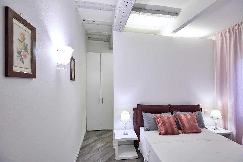 A bed or beds in a room at LA TORRE LUNGA -Smart Working- 150 m dalle-from Due Torri-Two Towers