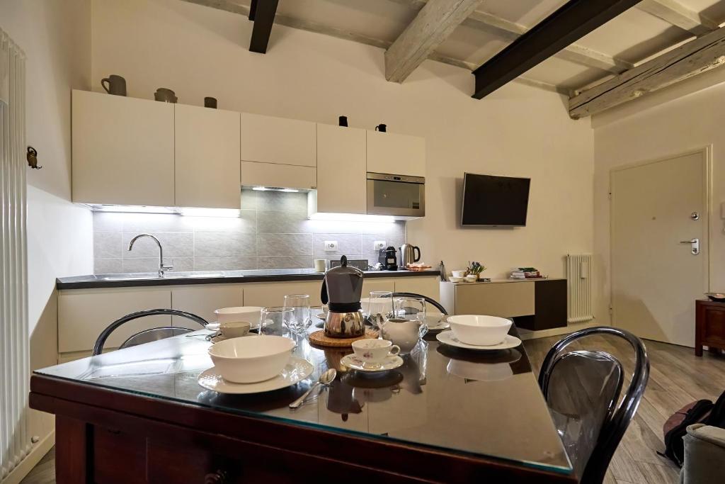A kitchen or kitchenette at LA TORRE LUNGA -Smart Working- 150 m dalle-from Due Torri-Two Towers